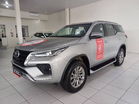 TOYOTA HILUX SW4 2.8 D-4D TURBO DIESEL SRX 7L 4X4 AUTOMÁTICO